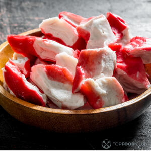 Крабовое мясо режем.