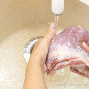Помыть свинину