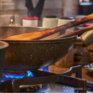 Обжариваем мясо.