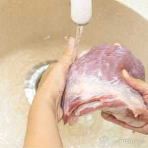 Помыть свинину