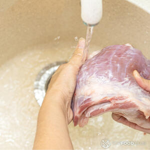 Помыть свинину