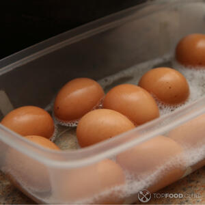 Помыть яйца