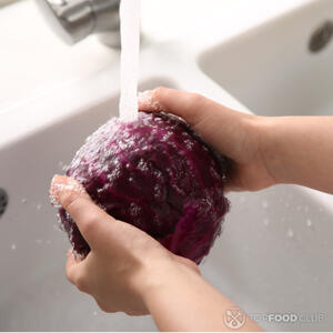 моем красную капусту