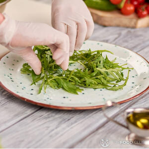 кладём руколу