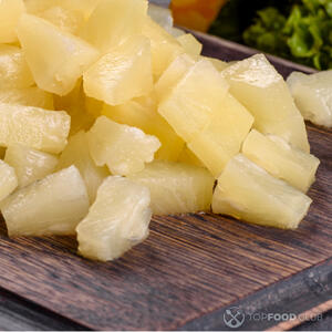 режем ананас