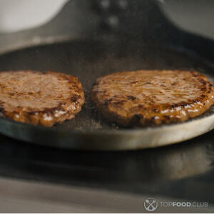 Жарить котлеты