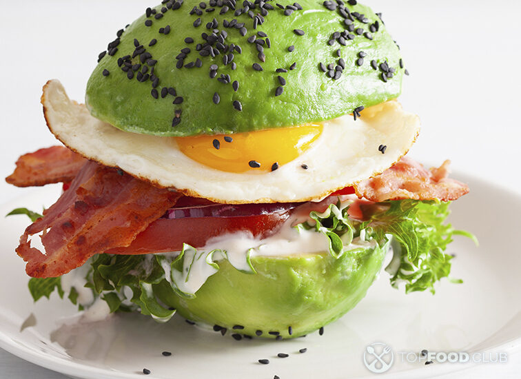 2024-08-20-grhted-2022-07-04-a7tnpw-burger-iz-avokado-s-egg-i-bacon