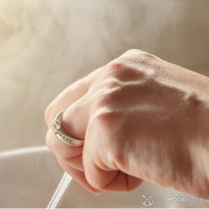 перемешивает в кастрюле