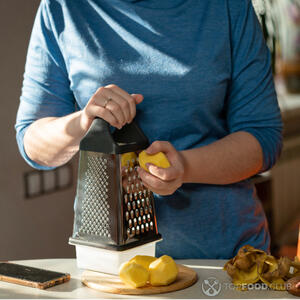 натираем картошку