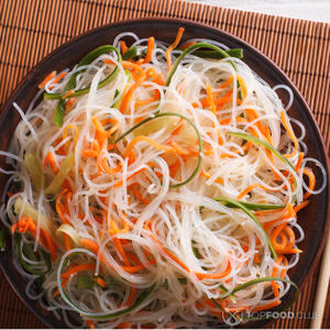 Салат из фунчозы с морковью и огурцами