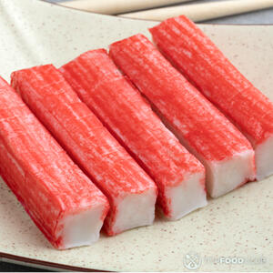 Режем крабовые палочки.