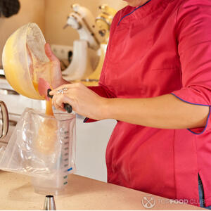 выдавливает-тесто