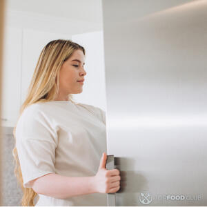 класть в холодильник