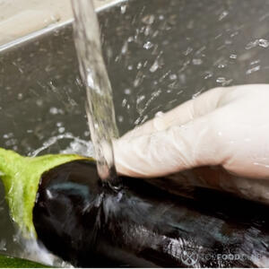 Мыть баклажан