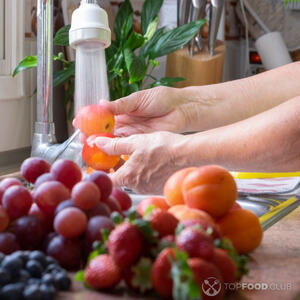 Помыть абрикосы