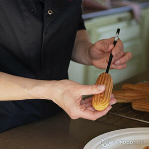 делаем отверстия в эклерах