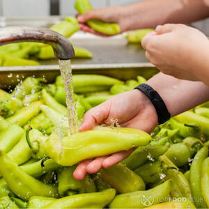 Помыть перец