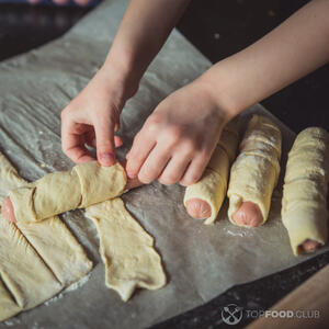 Обернуть сосиски