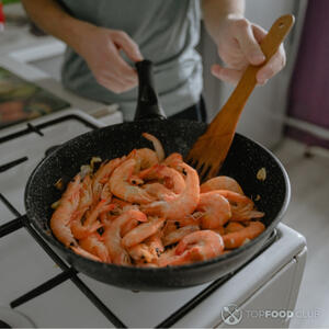 Жарить креветки