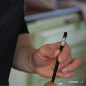 делаем отверстие