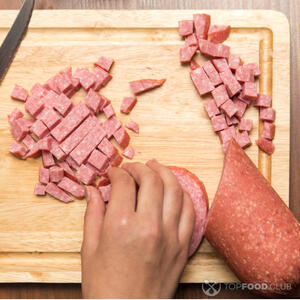 Нарезать колбасу