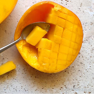 РЕжем манго.