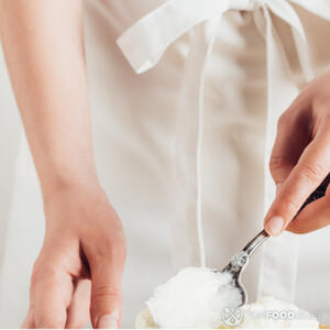 мазать кремом торт