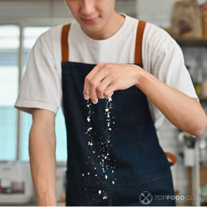 присыпать мукой