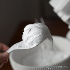 Переложите крем в кондитерский мешок