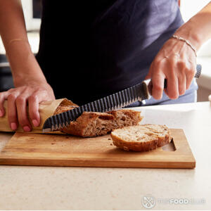 Нарежьте хлеб