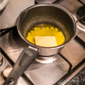 Растопите маргарин до жидкого состояния