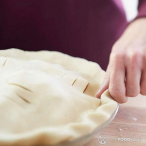 Плотно защипните края теста друг с другом