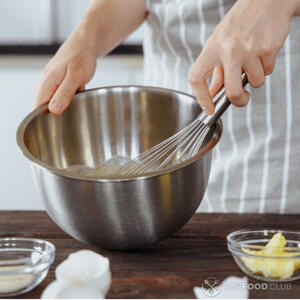 Добавьте в посуду все указанные ингредиенты