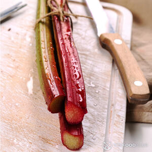 Вымыть ревень в проточной воде и удалить жесткую кожуру