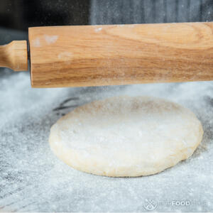 Раскатайте одну часть теста в равномерной толщины пласт