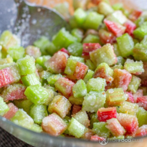 Добавьте к ревеню 150 грамм сахара и оставьте на 30 минут