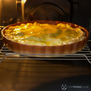 Ставьте выпекаться пирог в хорошо разогретую духовку