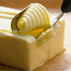 За 3 минуты до полного приготовления положите на пирог сливочное масло