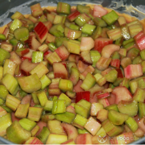 Выложите начинку ровным слоем на уже подготовленную поверхность теста