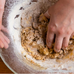 Замесите мягкое тесто