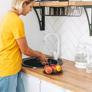 Помыть персики