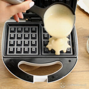 Налить тесто