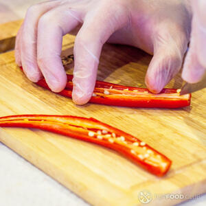  у острого перца чили (в кулинарных перчатках) удалить плодоножку, убрать семена.