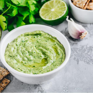 Переложите соус в соусницу