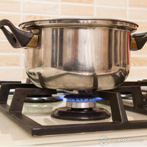 Поставить кастрюлю на огонь