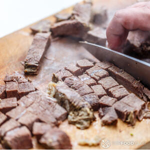 Нарезать вареную говядину