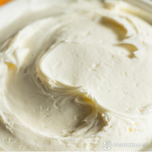 Выложить в миску сливочный сыр