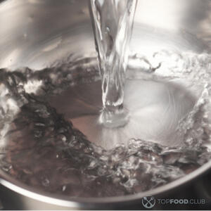 Налить воду в кастрюлю