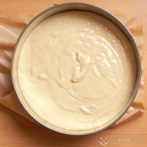 Выложить массу чизкейка в форму