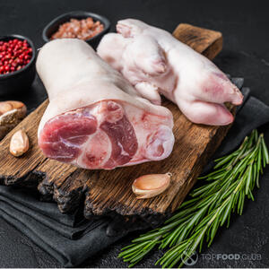 Вымыть и очистить свиные ножки